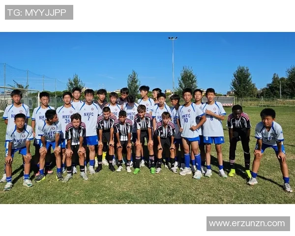 足球明星们齐聚一堂共同祝贺球队胜利的精彩瞬间与感人寄语